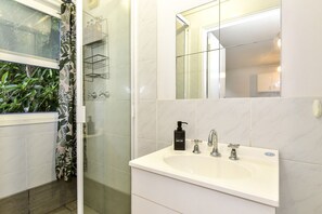 Hair dryer, towels - Upper Chapel Loft Apartment (Waterloo)