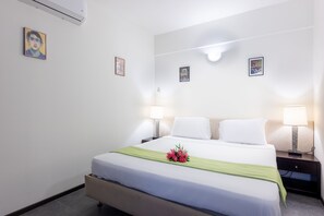 2 bedrooms, iron/ironing board, internet, bed sheets