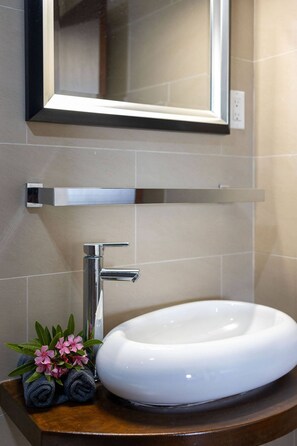 Shower, hair dryer, towels - Havana Apartment - Panoramic view with pool (Jan Thiel)