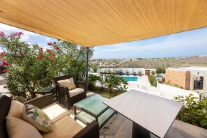Outdoor dining - Havana Apartment - Panoramic view with pool (Jan Thiel)