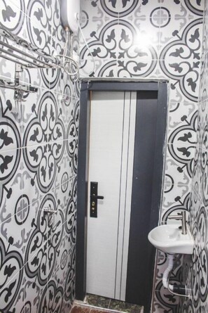 Deluxe-Apartment | Badezimmer | Dusche, Regendusche, kostenlose Toilettenartikel, Handtücher