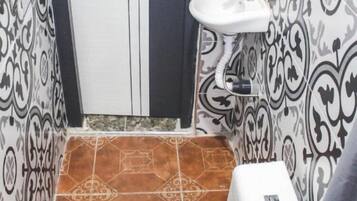 Dusche, Regendusche, kostenlose Toilettenartikel, Handtücher