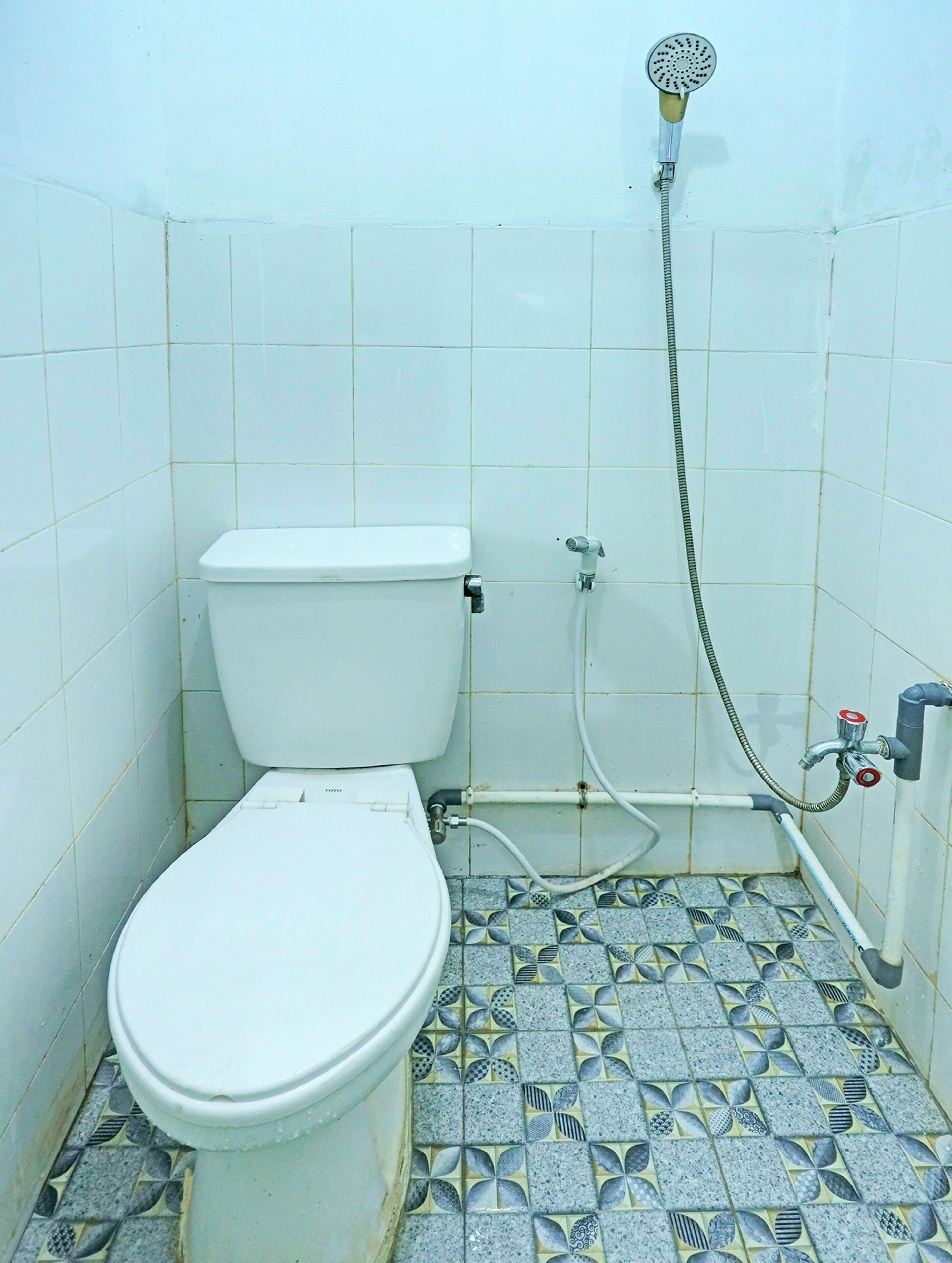 economy double room | bathroom | shower, towels