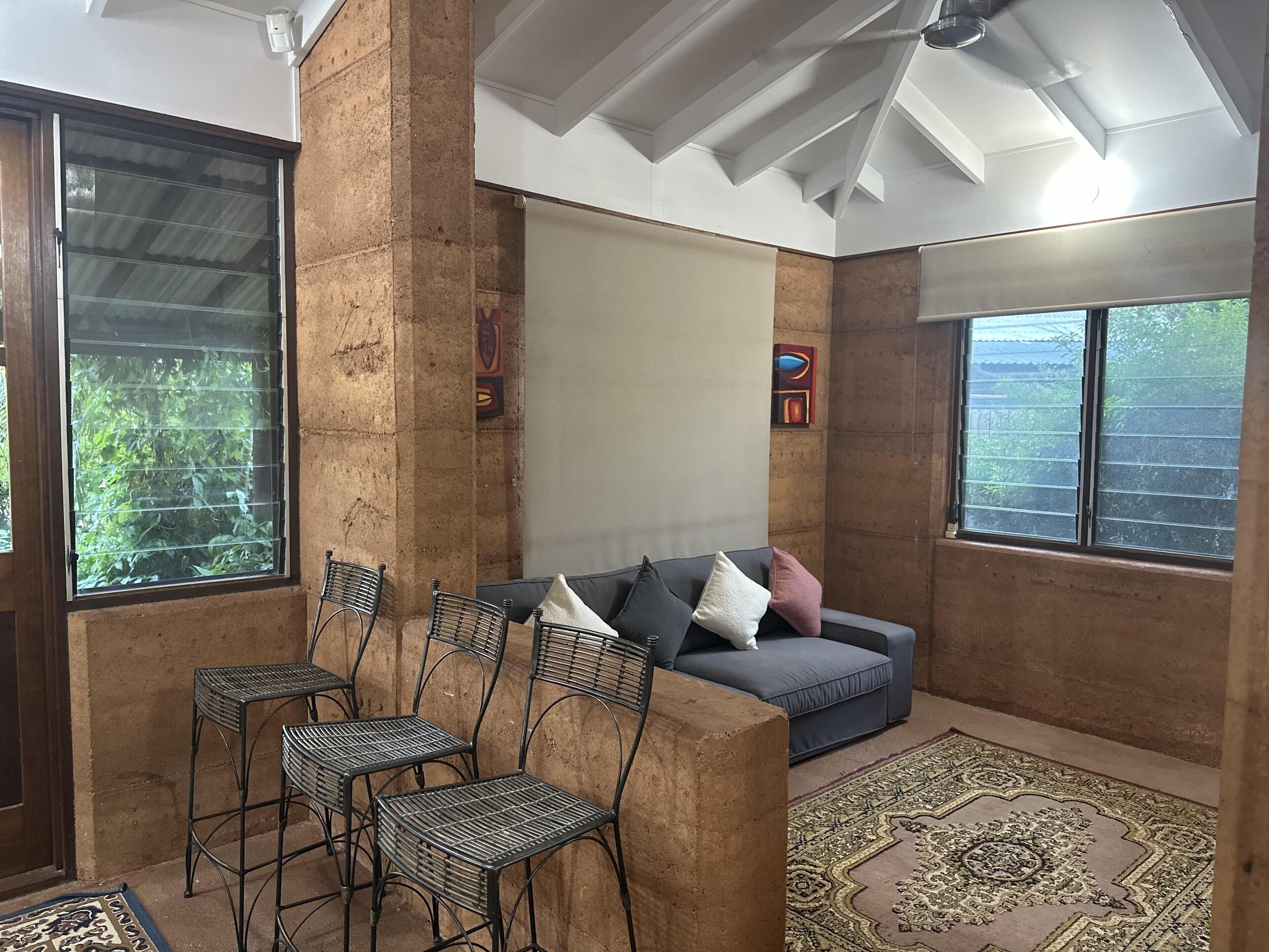 Beautiful Family Rammed Earth Bungalow with Tropical Oasis Pool