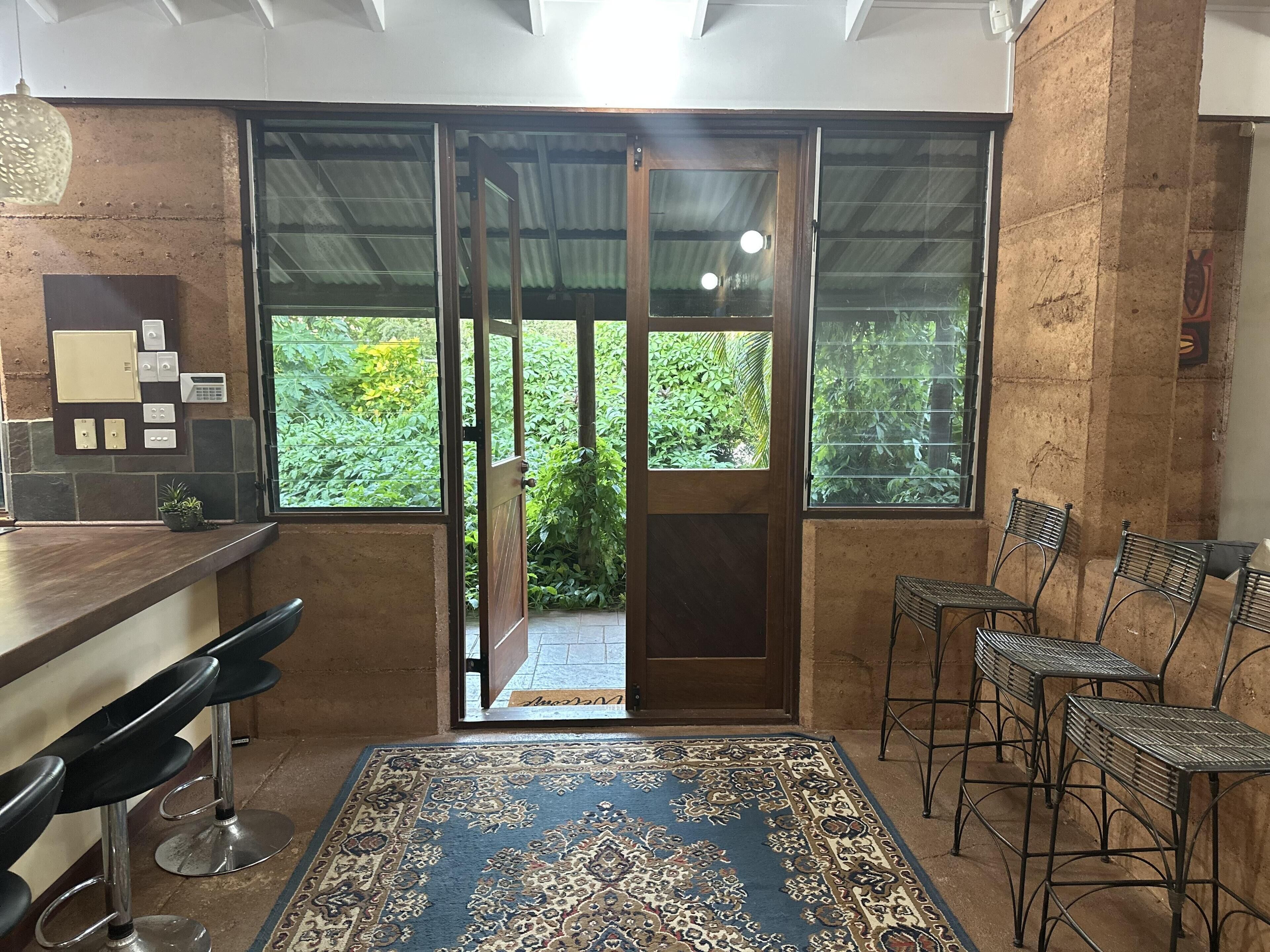 Beautiful Family Rammed Earth Bungalow with Tropical Oasis Pool