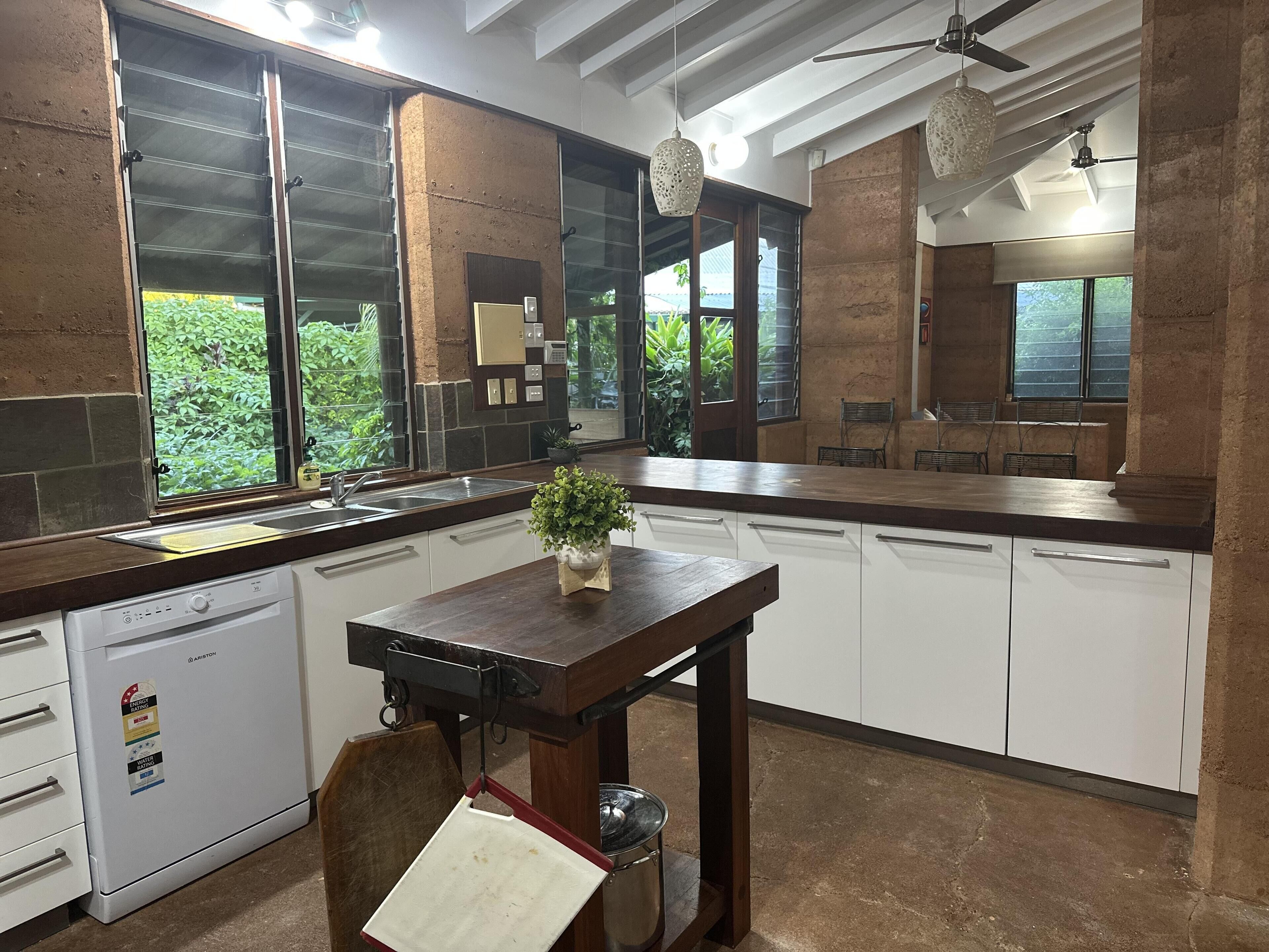 Beautiful Family Rammed Earth Bungalow with Tropical Oasis Pool