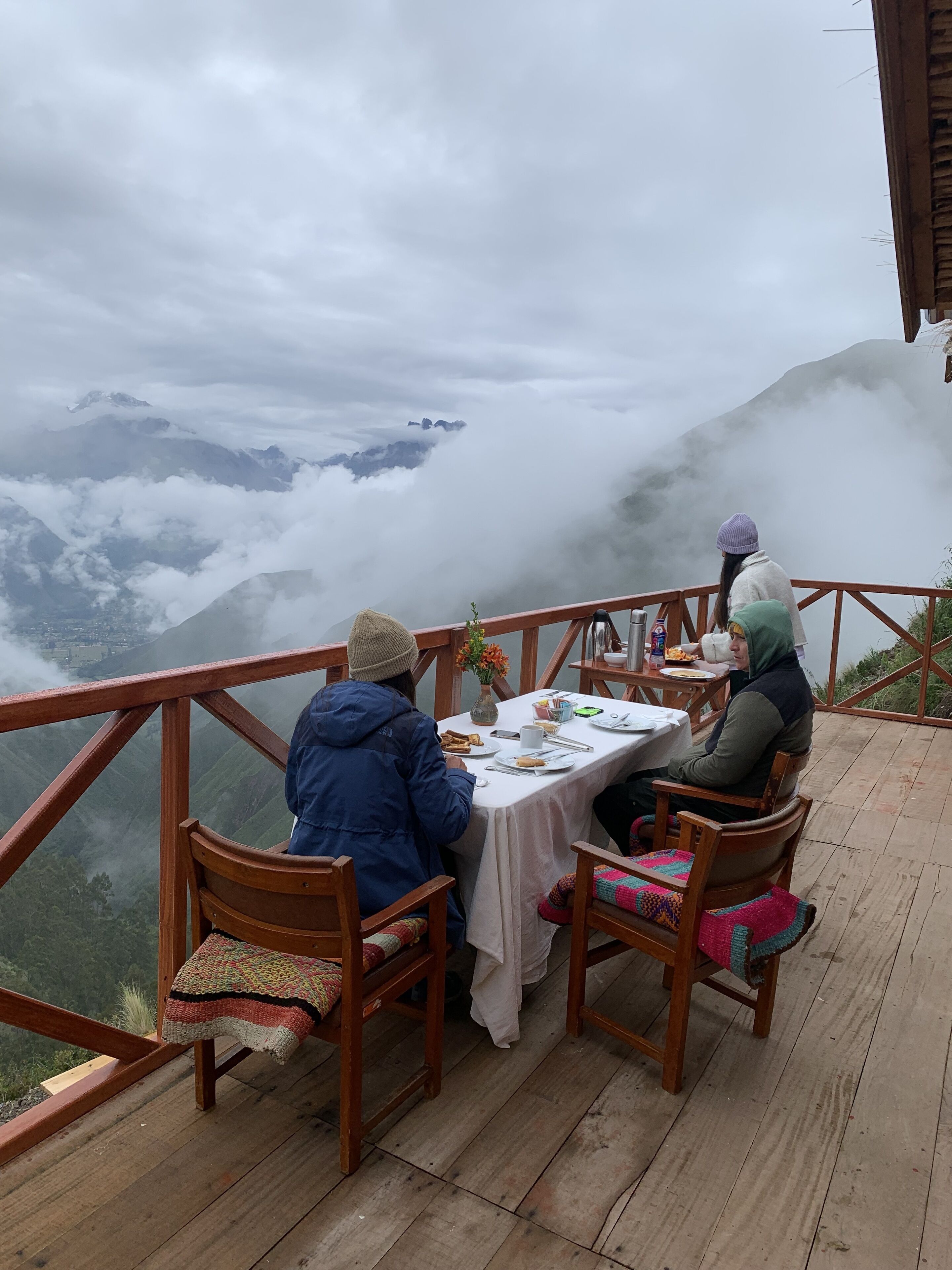 Deux personnes dînent à une table avec vue sur la montagne.
