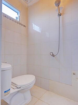 Standard Double Room | Bathroom | Shower, towels