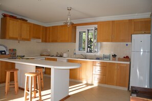 Mikrowelle, Ofen, Wasserkocher mit Kaffee-/Teezubehör, Toaster