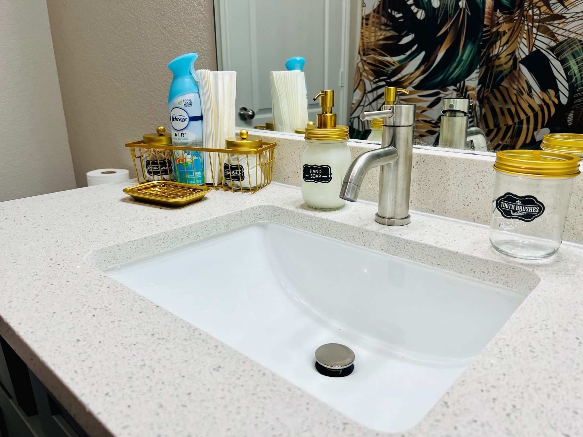 Beautiful Queen Unit- Houston Suburbs