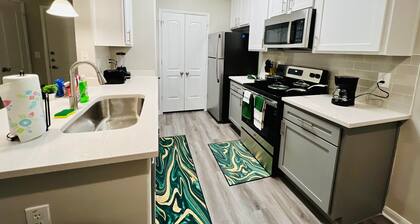Beautiful Queen Unit- Houston Suburbs