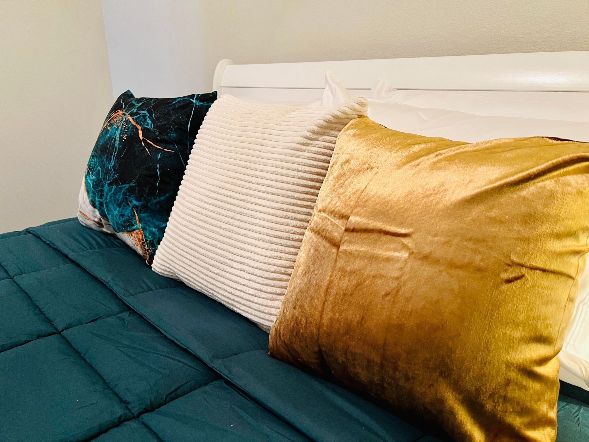 Beautiful Queen Unit- Houston Suburbs