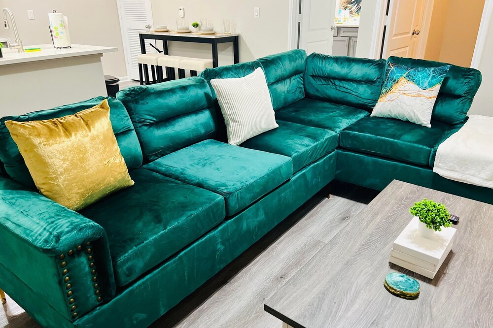 Beautiful Queen Unit- Houston Suburbs