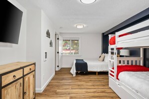 4 bedrooms, free WiFi - Impeccable Custom Furnishing and Design, Pet Friendly, BBQ, One Block From Center of Government Camp (Government Camp)