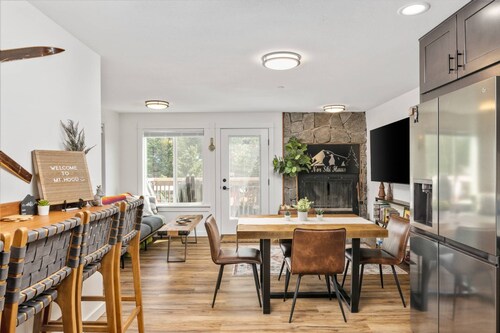 Impeccable Custom Furnishing and Design, Pet Friendly, BBQ, One Block From Center of Government Camp