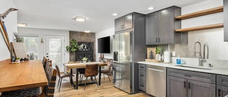 Een koelkast, een magnetron, een oven, een kookplaat