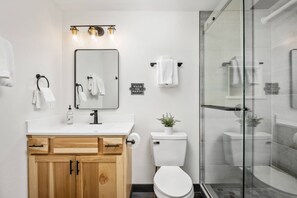 Combined shower/tub, hair dryer, towels, shampoo - Impeccable Custom Furnishing and Design, Pet Friendly, BBQ, One Block From Center of Government Camp (Government Camp)