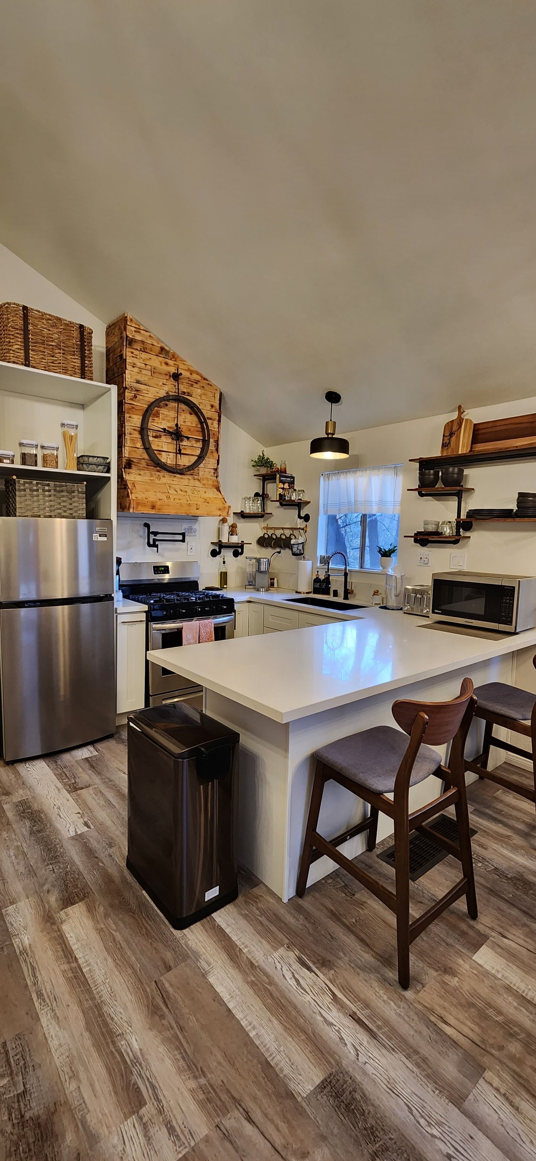 Modern Family Cabin in Arrowbear Lake Running Springs minutes to Snow Valley