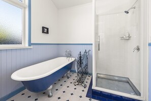 Shower, hair dryer, towels, soap - Spacious, Welcoming, and Secure (Hamilton)