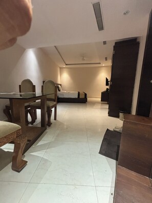 Rom – royal | Senger med Select Comfort-madrass og skrivebord for bærbar PC