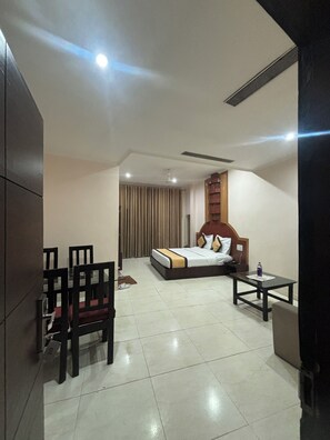 Deluxe Room | 1 bedroom, Select Comfort beds, laptop workspace, free WiFi