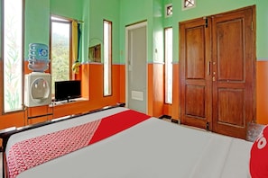 Standard Double Room - OYO Life 90321 Ken Ken Villa (Batu)