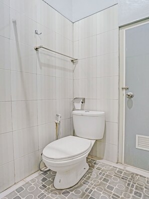 Deluxe Double Room | Bathroom | Shower, towels