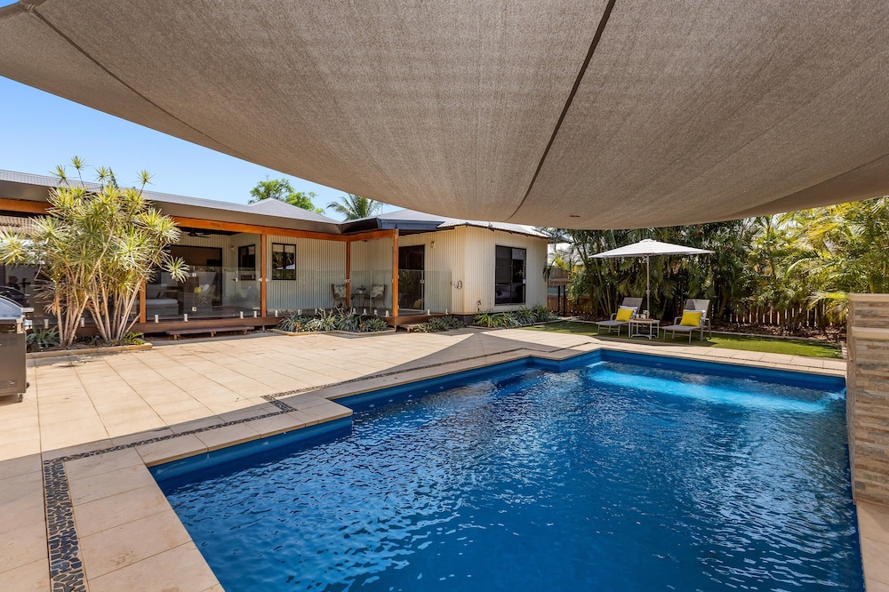 4 Bedroom 2 Bath with Pool walking distance to Beautiful Cable Beach