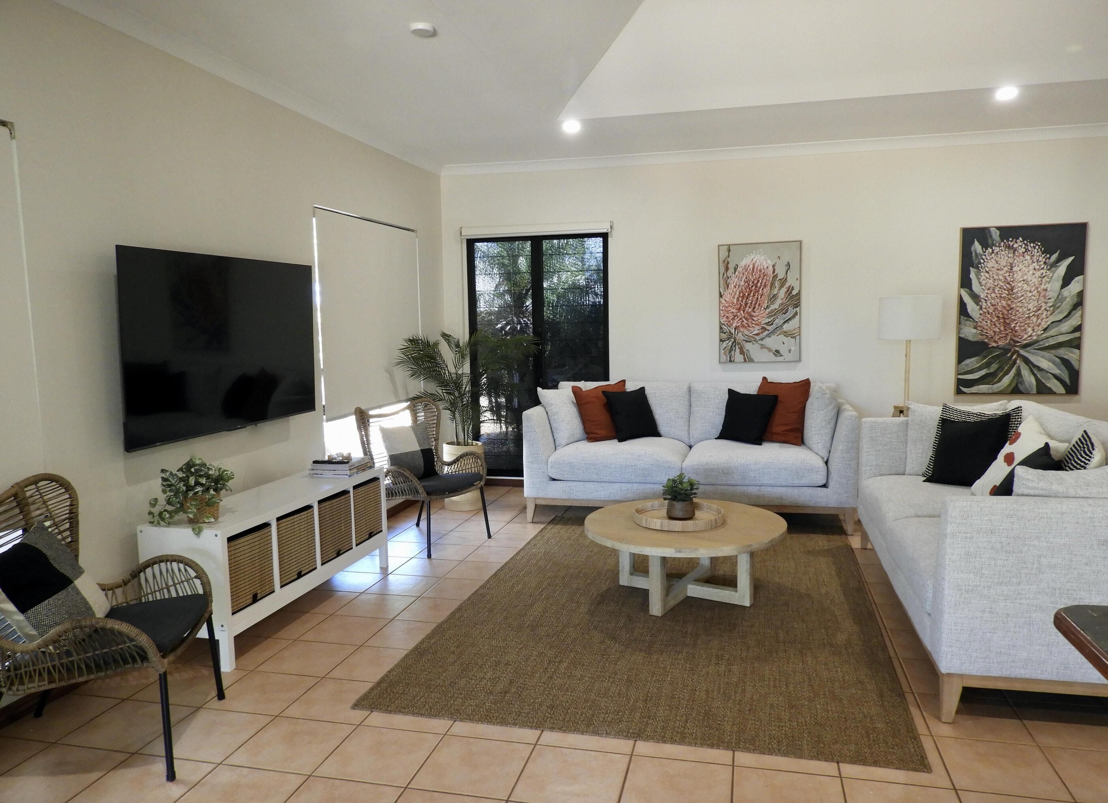 4 Bedroom 2 Bath with Pool walking distance to Beautiful Cable Beach