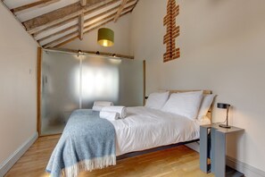 5 bedrooms, iron/ironing board, free WiFi, bed sheets - Williams Barn -  a self catering cottage that sleeps 10 guests  in 5 bedrooms (West Beckham)