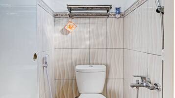 Deluxe Double Room | Bathroom | Shower, towels