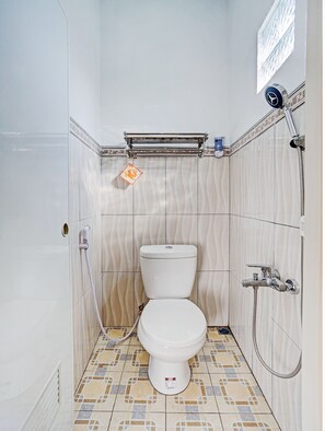 Deluxe Double Room | Bathroom | Shower, towels