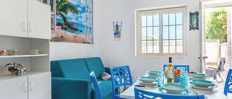 Maison familiale, plusieurs chambres, 2 salles de bains (Casa Celeste 100m From Beach) | Restauration