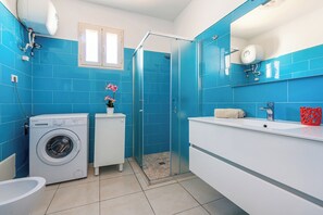 Familie huis, 2 slaapkamers, 2 badkamers (Casa Celeste 100m From Beach) | Badkamer | Een douche, een haardroger, een bidet, handdoeken
