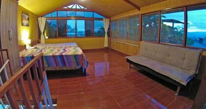 Casita bungalow c/agua caliente- naturaleza a 5 minutos de la Plaza!
