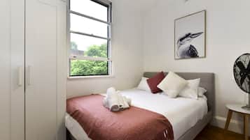 2 soverom, skrivebord, strykejern/-brett og wi-fi (inkludert)