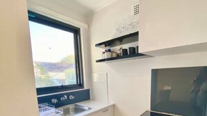 Cafetera y tetera, refrigerador, microondas y horno 