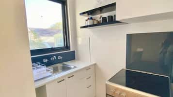 Frigorífico, microondas, horno y placa de cocina