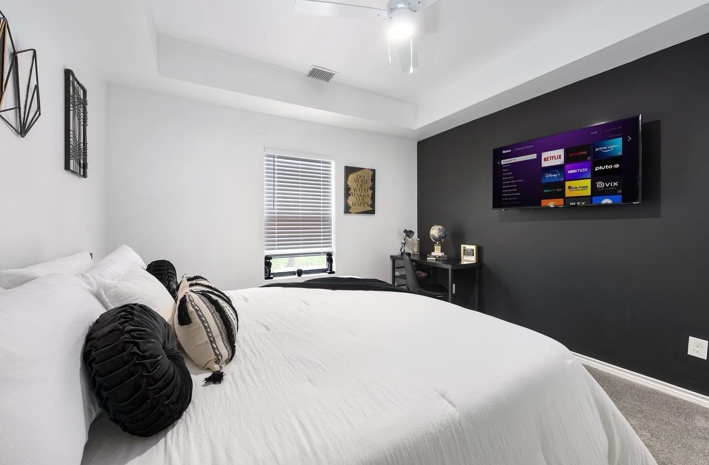 Contemporary-3 Bedroom-Rooftop in the Heart of Downtown Conroe