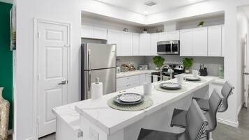 Refrigerador, microondas, horno y parrilla de estufa