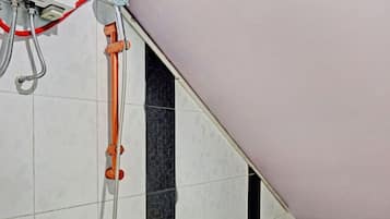 Habitación doble estándar | Baño | Regadera, regadera tipo lluvia, toallas, jabón
