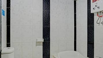 标准双人房 | 浴室 | 淋浴设施、大花洒淋浴喷头、毛巾、肥皂