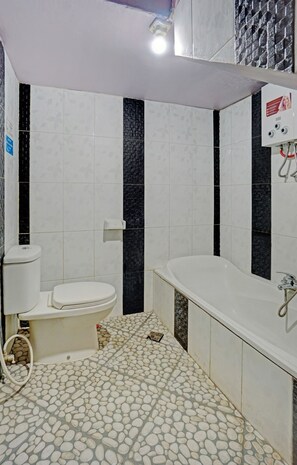 Shower, rainfall showerhead, towels, soap - Hotel O Harwin Homestay (Batu)