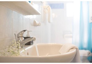 Bathtub, hair dryer, towels - Holiday Home 'Aelia House - Elia' with Mountain View, Wi-Fi and Air Conditioning (Frini)