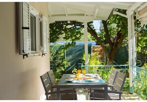 Outdoor dining - Holiday Home 'Aelia House - Elia' with Mountain View, Wi-Fi and Air Conditioning (Frini)