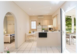 Dining - Holiday Home 'Aelia House - Elia' with Mountain View, Wi-Fi and Air Conditioning (Frini)