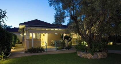 Casa de vacaciones 'Aelia House - Helios' con vistas a la montaña, Wi-Fi y aire acondicionado