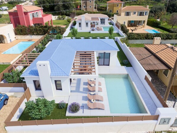A modern house with a swimming pool, a covered patio, and a well-maintained garden. - Villa Petra in Afrato (Kefalonia)