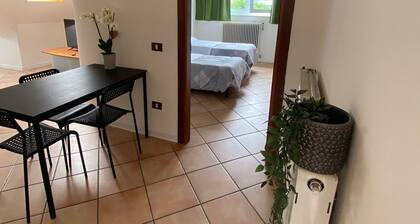 Ferienwohnung 'La Mansarda' mit Bergblick, Gemeinschaftsgarten und Klimaanlage