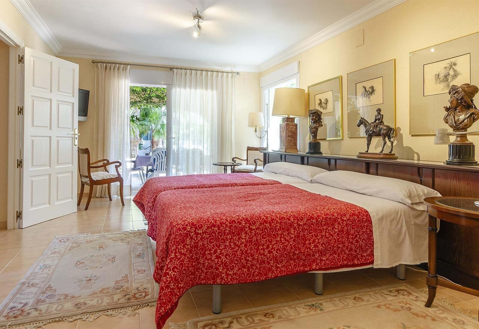 8 slaapkamers, een strijkplank/strijkijzer, gratis wifi, beddengoed